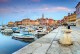 Mare in Croazia onde blu a Rovigno